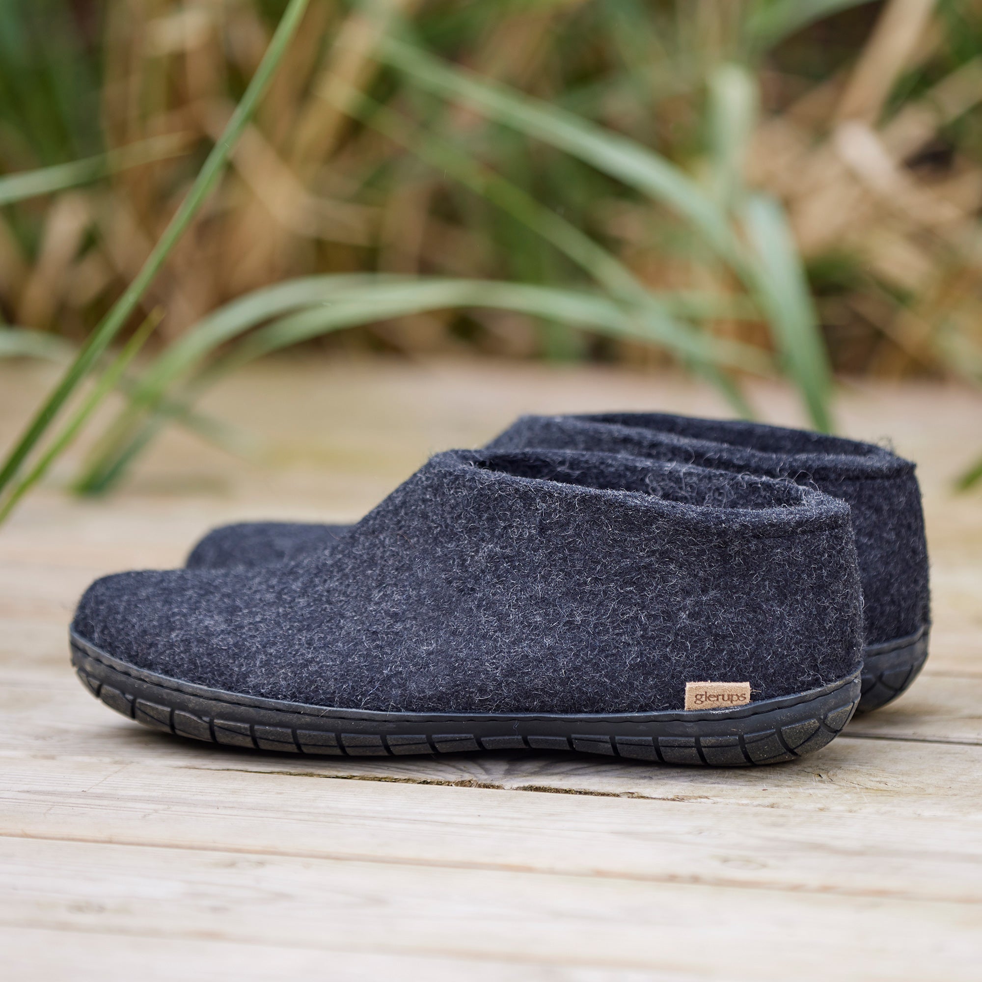 Shoe with natural rubber sole - black - Charcoal